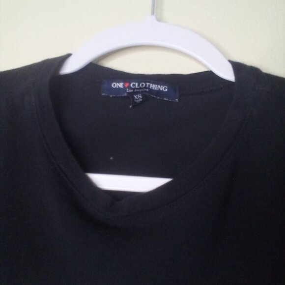 One Clothing Cropped Top XS Lot of 2 Short Sleeve Printed Flower Kindness Black - Picture 3 of 12
